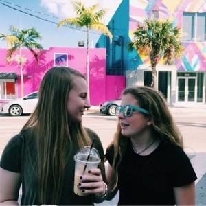 Meet your Posher, Caitlin